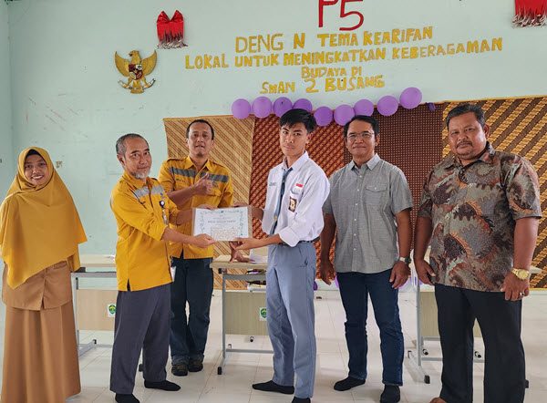 PT KNC Salurkan Beasiswa untuk Siswa dan Siswi Berprestasi di Busang